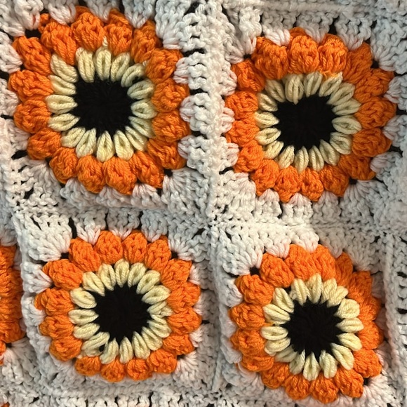 🛍️ 2475 NWOT Sunburst Flower Baby Afghan - Picture 4 of 4